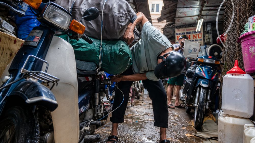Chủ tịch Hà Nội yêu cầu kiểm tra và khẩn trương lên phương án bố trí chỗ bán tạm thời cho gần 200 tiểu thương sau khi chợ Kim Liên bị dừng hoạt động.