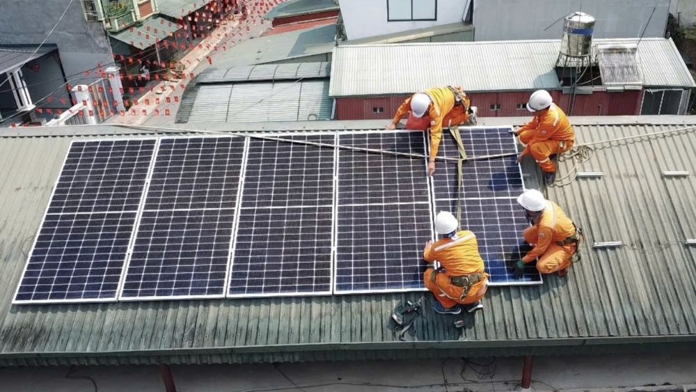 EVN thông tin về điện mặt trời mái nhà, trong đó chỉ 70 khách hàng đăng ký bán điện dư lên lưới sau khi Nghị định 243 có hiệu lực.