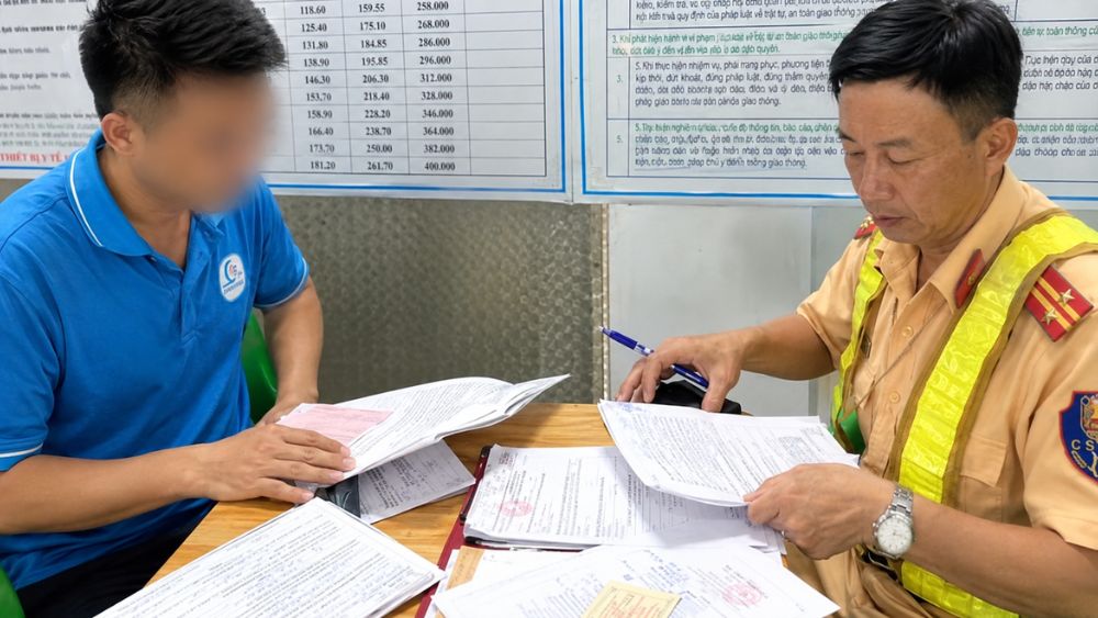 Tài xế L.V.V. bị phạt 5,9 triệu đồng, trừ 4 điểm vì nghe điện thoại và không thắt dây an toàn khi lái xe khách.